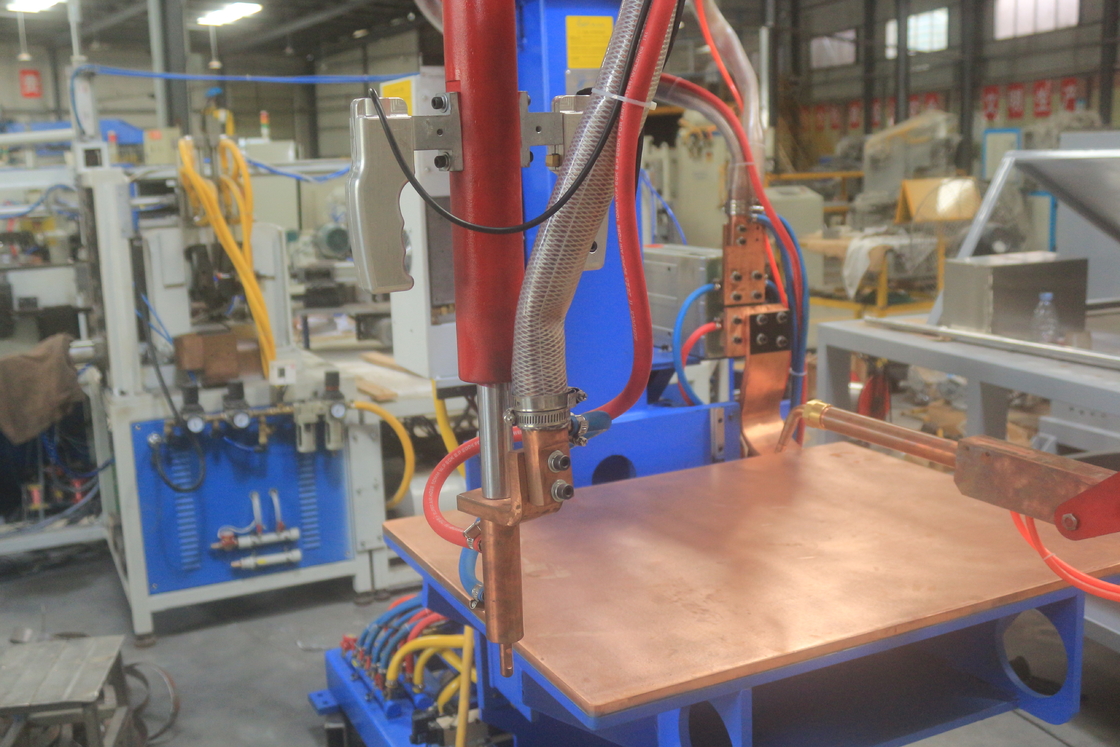 Αντίσταση Πολλαπλών σημείων Rocker Arm Table Seamless Desktop Platform Spot Welding Machine για το ντουλάπι διανομής μετάλλων
