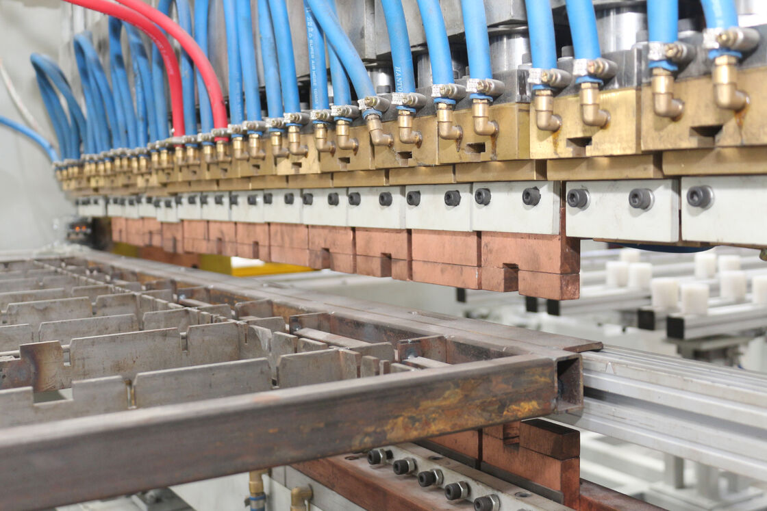 Αυτόματη μηχανή συγκόλλησης συμπυκνωτή ψυγείου υψηλής ταχύτητας με προσαρμόσιμη γραμμή παραγωγής συμπυκνωτή σωλήνων σύρματος και ενσωματωμένη συγκόλληση και κάμψη