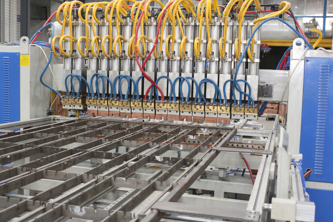 Αυτόματη μηχανή συγκόλλησης συμπυκνωτή ψυγείου υψηλής ταχύτητας με προσαρμόσιμη γραμμή παραγωγής συμπυκνωτή σωλήνων σύρματος και ενσωματωμένη συγκόλληση και κάμψη