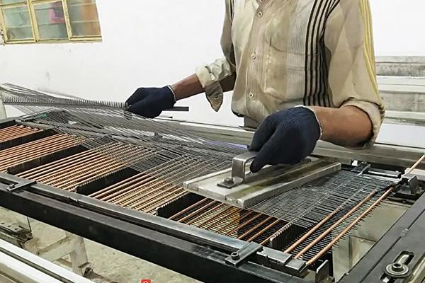 Μεγιστοποιήστε την απόδοση με τη γραμμή παραγωγής συμπυκνωτή σωλήνων σύρματος ψυγείου, μηχανή συγκόλλησης και κάμψης 5